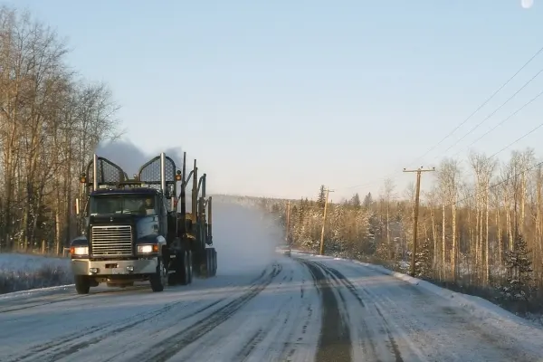 Camion équipé de chaînes de traction Chaînes Therrien sur route enneigée