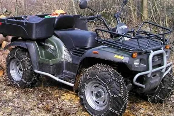 Chaîne de traction Chaînes Therrien installée sur un pneu de VTT